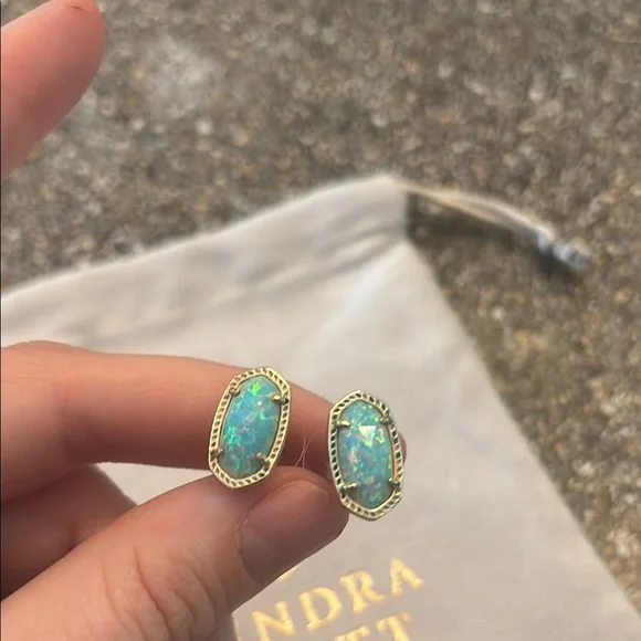 EUC Kendra Scott Ellie turquoise studs - Picture 3 of 3